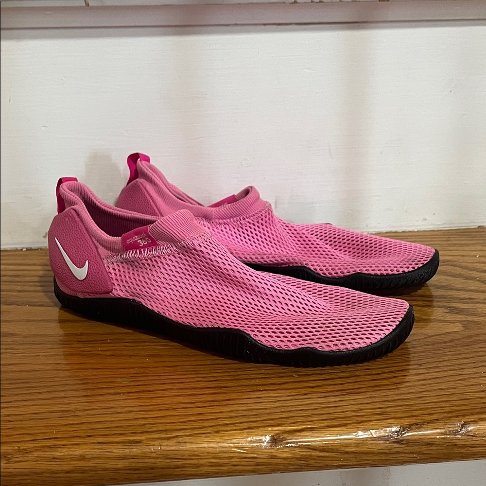 NIKE Girls Pink Aquasock 360 Water Shoes. Size 2Y